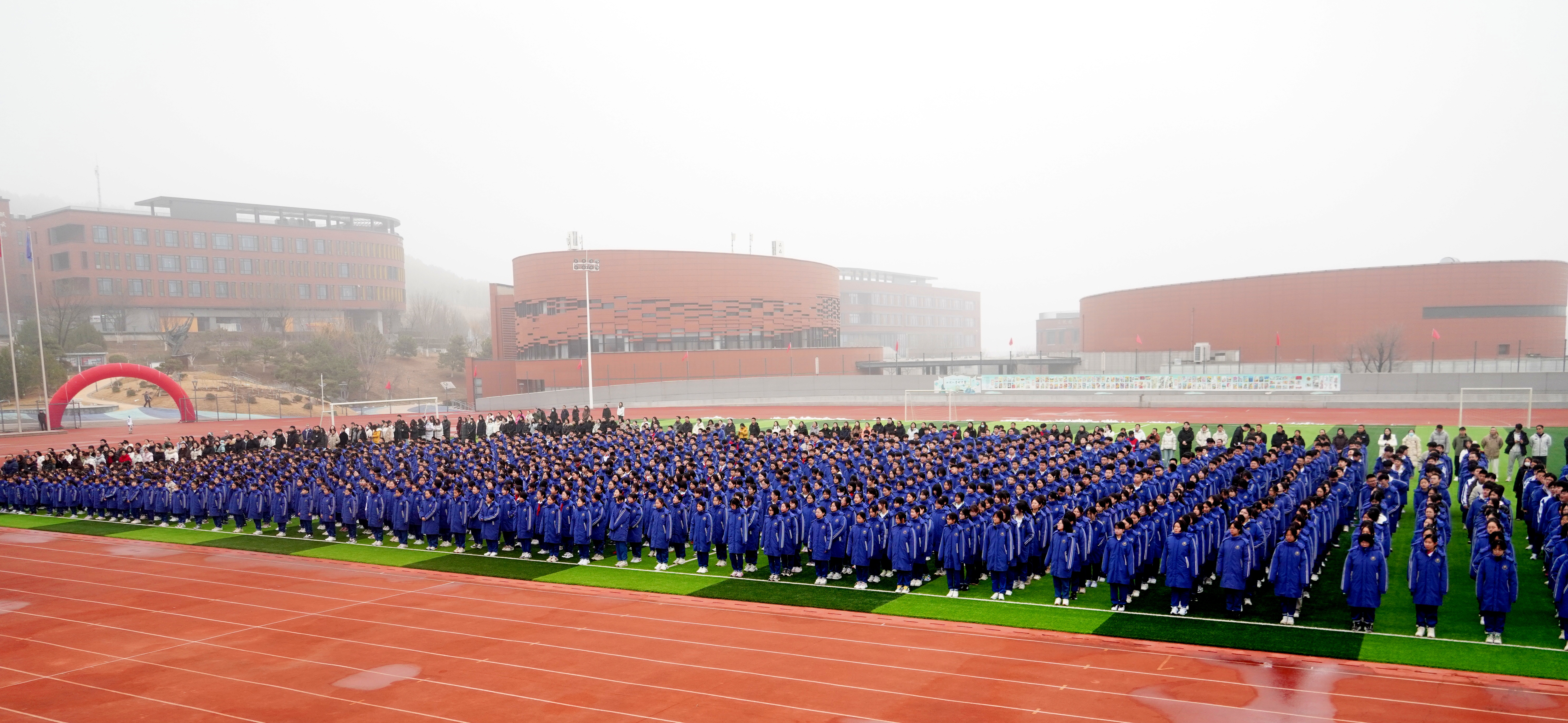 策马扬帆启新程 逐梦前行向未来——新航实验举行2025-2026春季开学典礼暨百日誓师大会